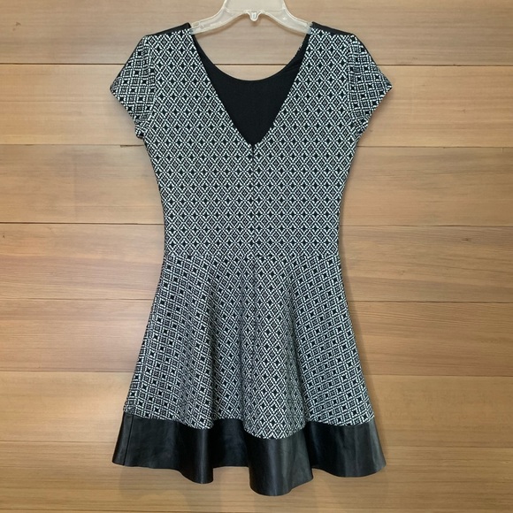 EUC Parker Nolan fit and flare dress with leather trim size L - Picture 4 of 5